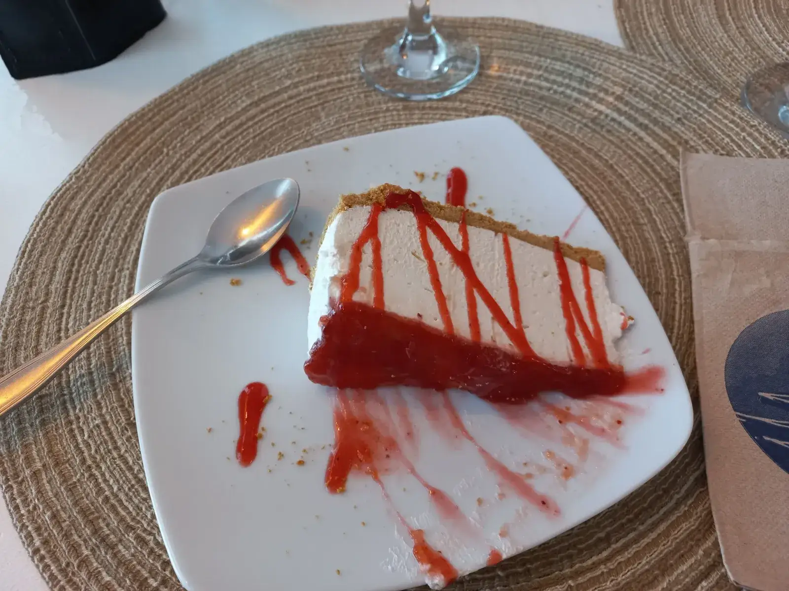 Tarta de queso con coulis de fresa en La Cullera del Poal, restaurante mediterráneo en Vinaròs, ideal para disfrutar de postres caseros frente al mar.