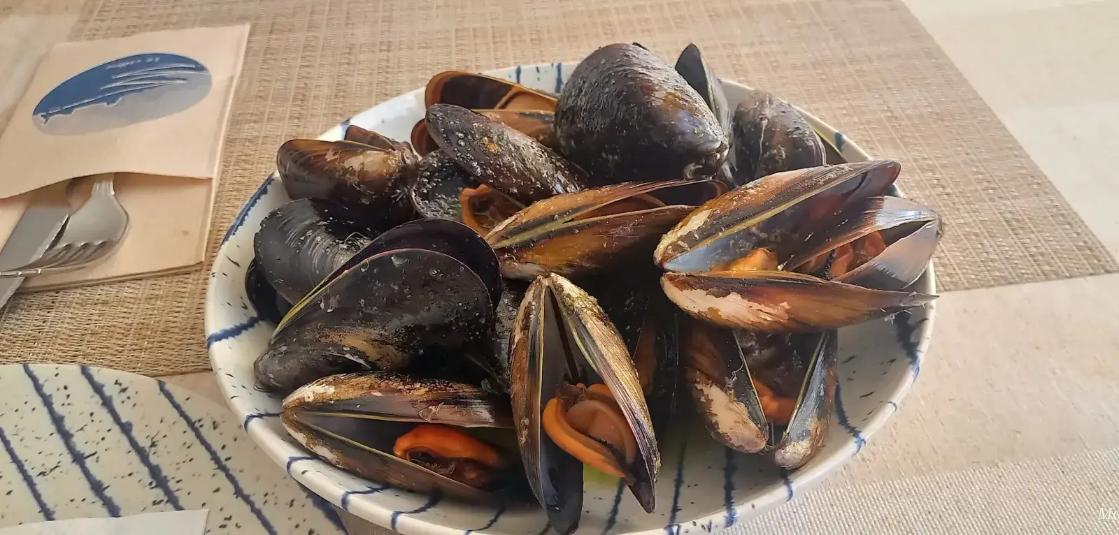 Mejillones al vapor servidos en La Cullera del Poal, restaurante de cocina mediterránea en Vinaròs. Disfruta del menú degustación frente al mar.